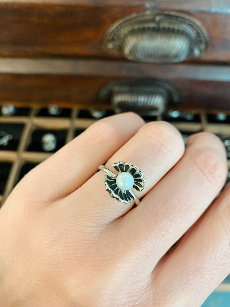 Oyster and Pearl Sterling Silver Ring - Image 7