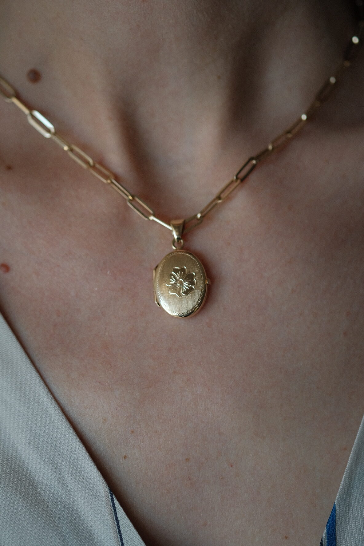14K Gold Flower Oval Locket - Image 3